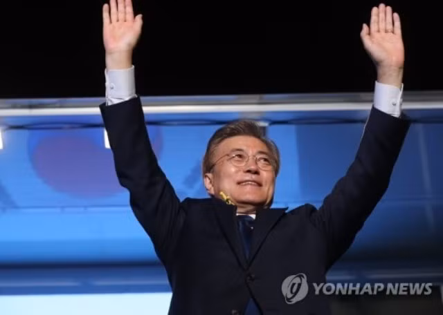 Ông Moon Jae-in trong buổi mừng chiến thắng tại Seoul, tối 9-5. (Ảnh: Yonhap)