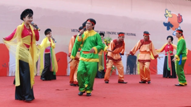 Biểu diễn hát xoan, loại hình dân ca đã được UNESCO công nhận là di sản văn hóa phi vật thể của nhân loại.