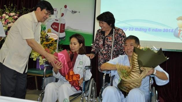 Đại diện Ủy ban các vấn đề xã hội của Quốc hội và Bộ Y tế tặng hoa chúc mừng hai người bệnh.