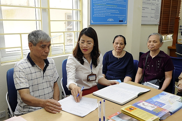 Đối thoại với người dân là một trong những khâu quan trọng nhất của công tác giải quyết khiếu nại, tố cáo. Trong ảnh: Đồng chí Nguyễn Thị Quỳnh Hoa, Phó Chủ tịch UBND phường Giáp Bát, quận