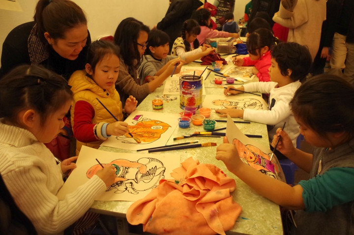 Hướng dẫn trẻ em vẽ tranh dân gian. 