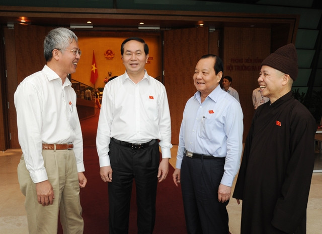 Đại biểu QH trao đổi ý kiến bên lề phiên họp.