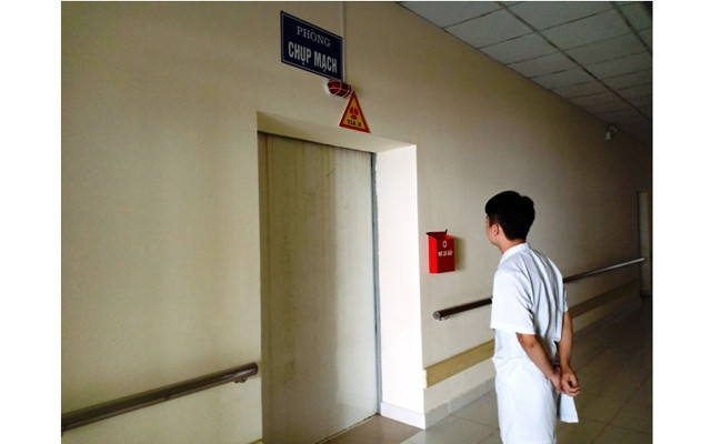 Phòng đặt hệ thống chụp mạch Angio một bình diện cảm biến phẳng, nhà thầu cung ứng đã khóa cửa, niêm phong. 