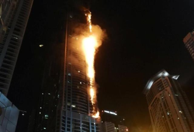 Đám cháy tại tháp Torch ở quận Marina, Dubai, rạng sáng 4-8. (Ảnh: Mitch Williams/Reuters)