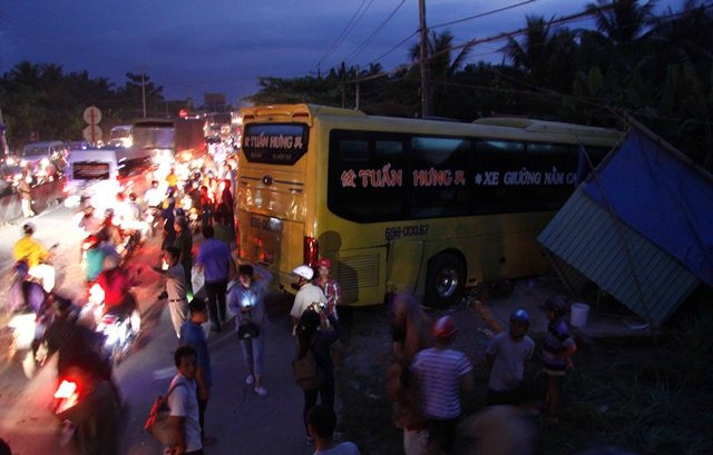 Hiện trường vụ tai nạn, xe khách lao vào lề đường tông sập nhà tạm. (Ảnh: Quốc Dũng)