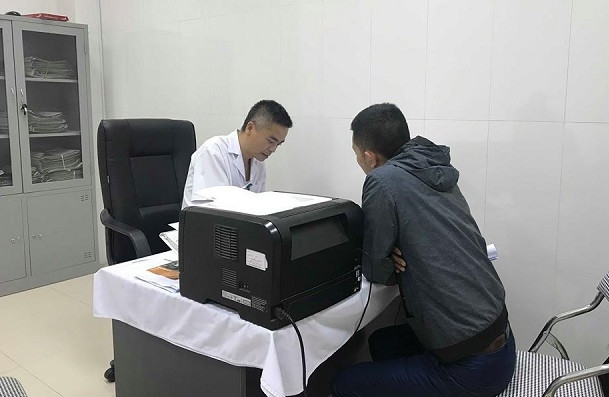 BS giải thích cho các bậc phụ huynh về bệnh sán dây.