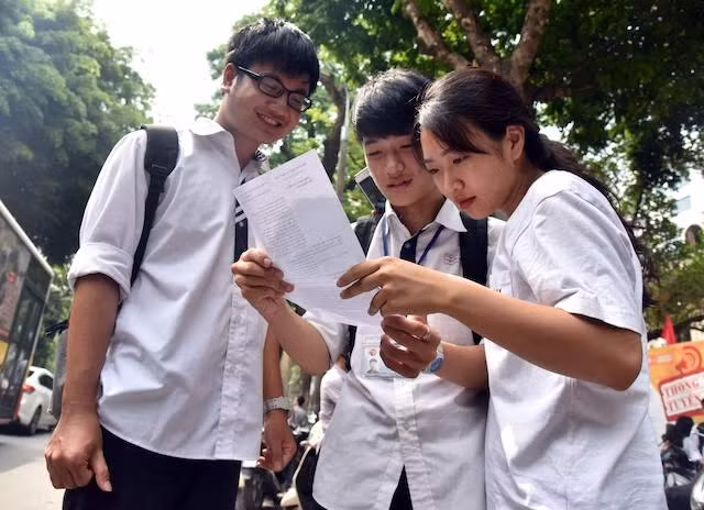 Thí sinh Kỳ thi THPT quốc gia 2019 trao đổi về đề thi Ngữ văn sáng 25-6