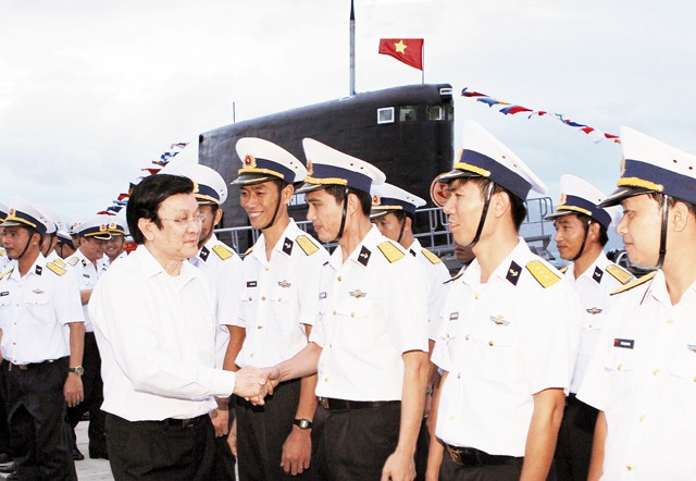 Chủ tịch nước Trương Tấn Sang thăm cán bộ, chiến sĩ Lữ đoàn Tàu ngầm 189.                      Ảnh: Nguyễn Khang (TTXVN)