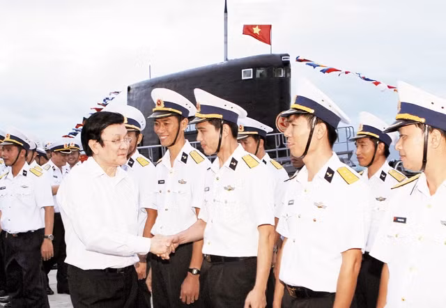 Chủ tịch nước Trương Tấn Sang thăm cán bộ, chiến sĩ Lữ đoàn Tàu ngầm 189.                      Ảnh: Nguyễn Khang (TTXVN)