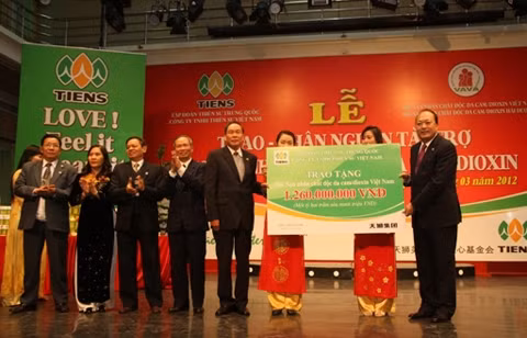 Tập đoàn Tiens trao quà cho Hội nạn nhân chất độc da cam dioxin Việt Nam.