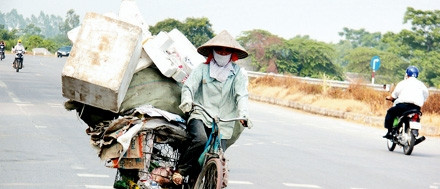 Những chị em làm nghề đồng nát phải đạp xe rong ruổi hàng chục km mỗi ngày.