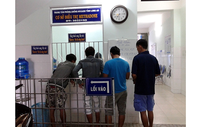 Người nghiện ma túy nhiễm HIV được điều trị Methadone tại Trung tâm Phòng, chống HIV/AIDS tỉnh Long An.