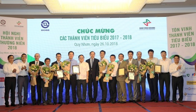 Lãnh đạo UBCKNN, HOSE, HNX, VSD và các khách mời cùng đại diện thành viên tiêu biểu 2017-2018.
