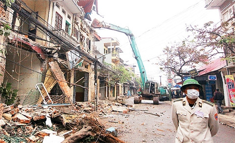 Các lực lượng chức năng của UBND quận Hoàng Mai ra quân giải phóng mặt bằng tại khu đền Lừ. Ảnh: NGUYỄN KHÁNH