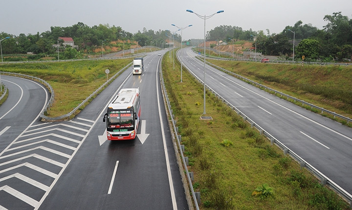Tình trạng chủ đầu tư chưa bố trí đủ vốn, nợ đọng nhà thầu thi công công trình xây dựng hạ tầng giao thông diễn ra phổ biến trong những năm gần đây. Trong ảnh: Đường cao tốc Hà Nội - Lào Cai đoạn qua 