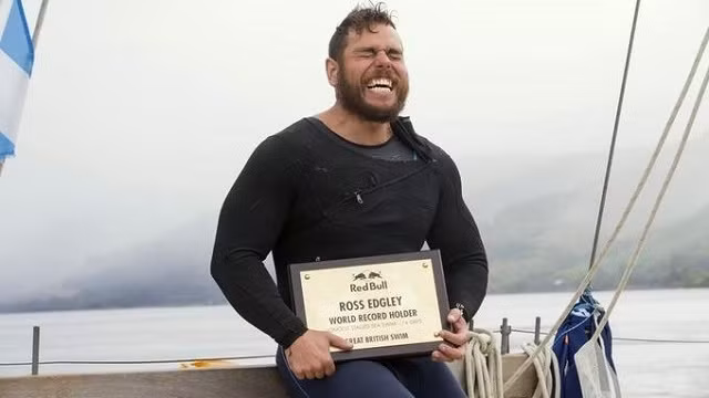 Ross Edgley lập kỷ lục thế giới mới khi trở thành người đầu tiên bơi vòng quanh đảo Anh trong 157 ngày. (Ảnh: Red Bull/PA)
