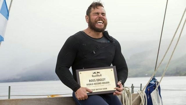 Ross Edgley lập kỷ lục thế giới mới khi trở thành người đầu tiên bơi vòng quanh đảo Anh trong 157 ngày. (Ảnh: Red Bull/PA)