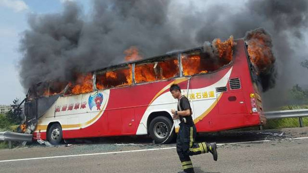 Chiếc xe buýt bốc cháy quá nhanh khiến toàn bộ 26 người trên xe thiệt mạng. (Ảnh: People's Daily)