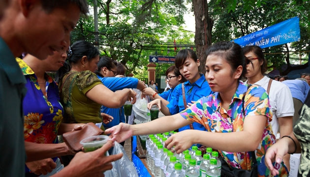 Chị Linh tham gia phát cơm miễn phí tại điểm thi trường Đại học Khoa học Xã hội và Nhân văn.