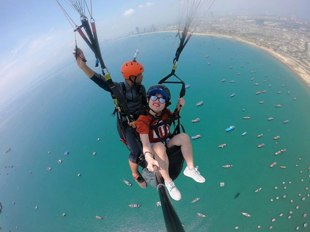 Ngắm Đà Nẵng từ trên cao với dù bay