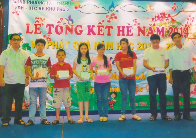 Đại diện lãnh đạo Khu phố 3, phường Tây Thạnh (Tân Phú, TP Hồ Chí Minh) trao học bổng, quà tặng các cháu học sinh nhân dịp năm học mới.