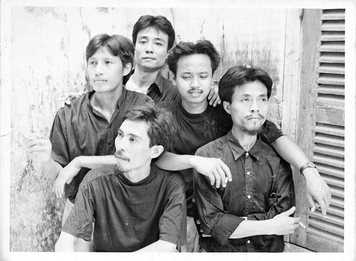 Nhóm Gang of five năm 1993: Từ trái qua: Họa sĩ Đặng Xuân Hòa, Hà Trí Hiếu, Trần Lương ,Hồng Việt Dũng, Phạm Quang Vinh.