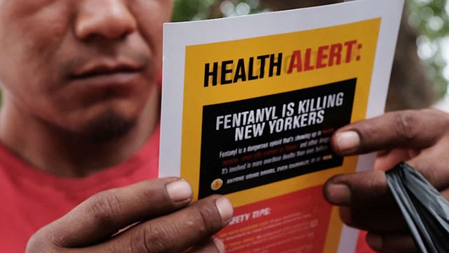 Giới chức New York phát tờ rơi cảnh báo tác hại của Fentanyl. Ảnh: ABC NEWS
