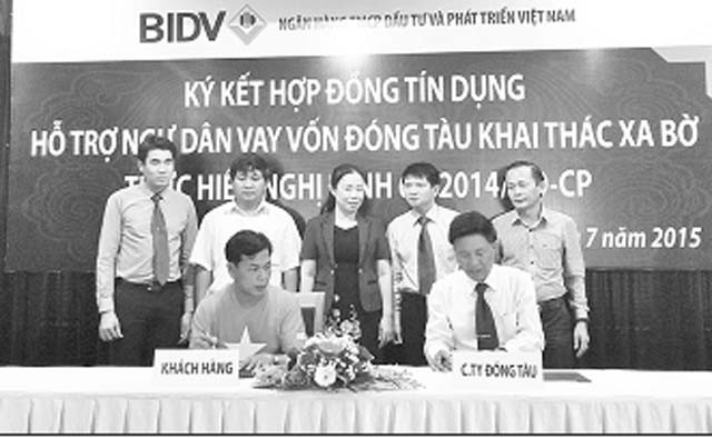 Lễ ký kết hợp đồng tín dụng hỗ trợ ngư dân vay vốn đóng tàu khai thác xa bờ.