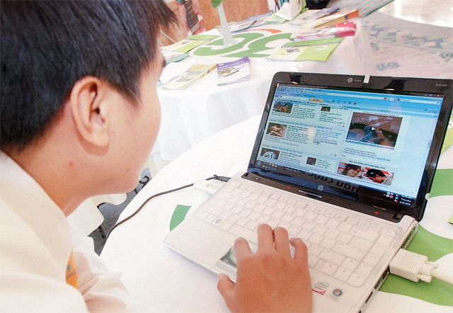 Trên báo mạng xuất hiện nhan nhản ngôn ngữ tự chế gây sốc cho người đọc.