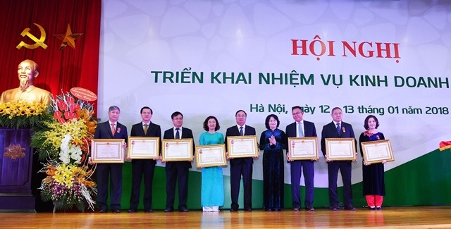 Phó Chủ tịch nước Đặng Thị Ngọc Thịnh trao Huân chương Lao động hạng Nhất và Nhì tặng các tập thể và cá nhân đã có thành tích xuất sắc trong công tác.