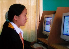 Chị Triệu Thị Nguyệt, dân tộc Dao, thôn Khe Giấy, xã Lương Mông, huyện Ba Chẽ đang đọc báo qua Internet.