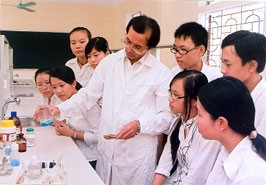 Học sinh lớp 10 C trường THPT chuyên
Phan Bội Châu (Nghệ An) trong giờ học
thực hành môn hóa học.