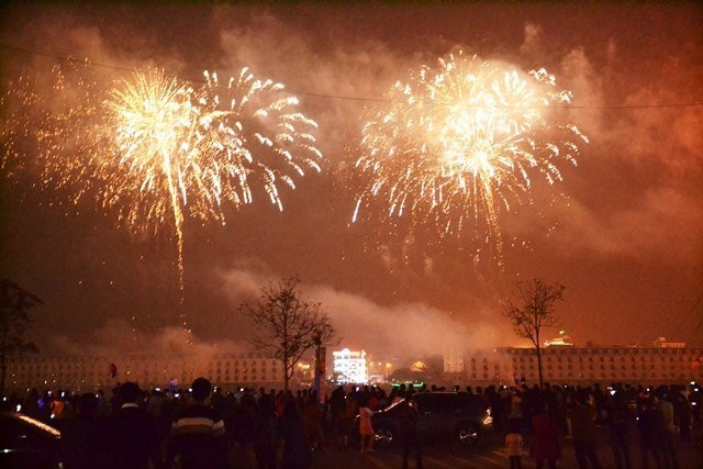 Pháo hoa rực sáng bên bờ sông Hồng ở TP Lào Cai.