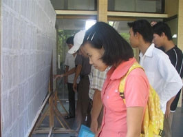 Ngay khi dán điểm tuyển sinh tại trường,
đã có khá nhiều thí sinh đến xem điểm.