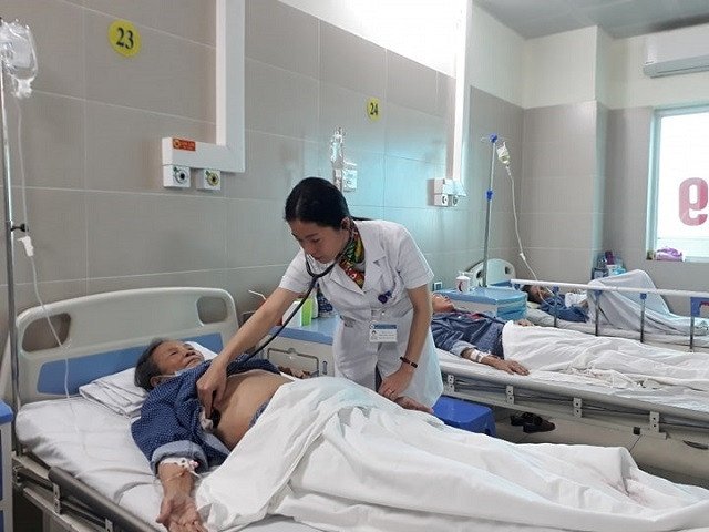 Nhiều người cao tuổi, người có bệnh lý mãn tính phải nhập viện điều trị vì ô nhiễm không khí.