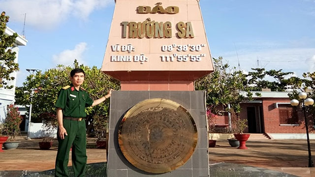 Nhà thơ Nguyễn Hữu Quý trong chuyến thực tế Trường Sa tháng 4-2019.