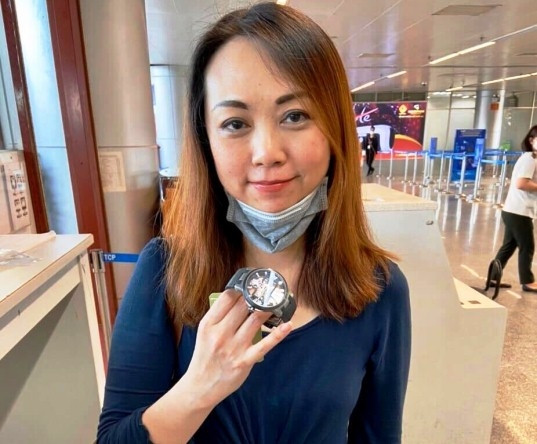 Chiếc đồng hồ được giao lại cho bà Hong Ju Khee – Phó Giám đốc điều hành ASEAN BAC.