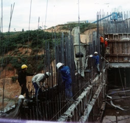 Thi công đập bê-tông công trình
thủy điện Plây Krông (Sa Thầy, Kon Tum).