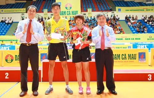 Đồng chí Phan Huy Hiền (ngoài cùng bên phải), Phó Tổng Biên tập Báo Nhân Dân, Trưởng Ban Chỉ đạo Giải trao giải Triển vọng cho hai vận động viên trẻ xuất sắc nhất. (Ảnh: MINH GIANG)