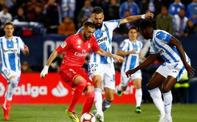 Real (áo đỏ) chỉ kiếm được trận hòa 1-1 khi làm khách vùng ngoại ô Madrid. (Ảnh: Reuters)