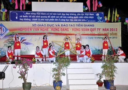 Biểu diễn văn nghệ Mừng Ðảng - Mừng Xuân ở huyện Gò Công - Tiền Giang.            