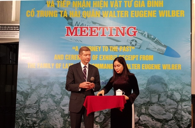 Đại diện gia đình Trung tá Walter Eugene Wilber trao tặng hiện vật cho Nhà tù Hỏa Lò 