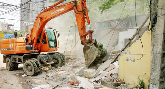  Thi công giải phóng mặt bằng dự án thoát nước nhằm cải thiện môi trường Hà Nội trên địa bàn quận Thanh Xuân. Ảnh: ĐÔNG PHONG