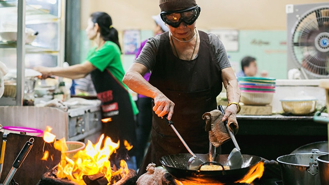 Bà Mole tại quán ăn đường phố Jay Fai. Ảnh: AMUSE