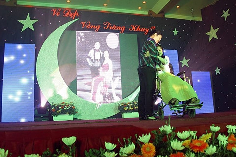 Hoa hậu "Vẻ đẹp vầng trăng khuyết" năm 2013 Nguyễn Thị Ánh Ngọc (bên phải) tại đêm chung kết.