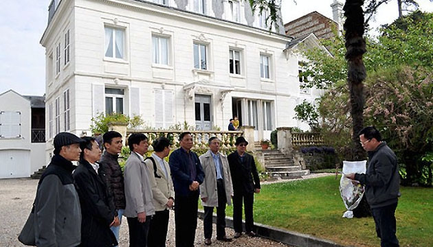 Đại biện lâm thời Đại sứ quán Việt Nam tại Pháp Đặng Giang phát biểu tại nơi Bác từng sống và làm việc.