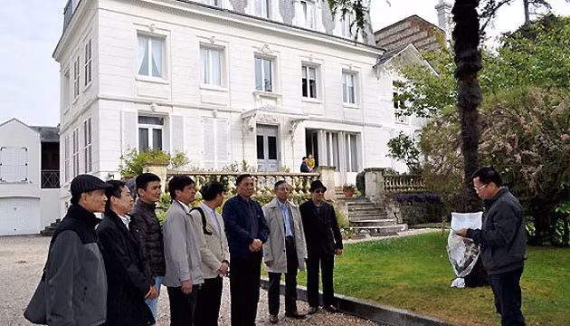 Đại biện lâm thời Đại sứ quán Việt Nam tại Pháp Đặng Giang phát biểu tại nơi Bác từng sống và làm việc.