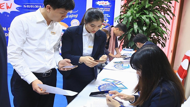 Khách hàng trải nghiệm dịch vụ sản phẩm Tiết kiệm online.