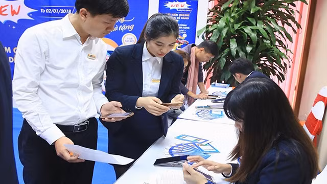 Khách hàng trải nghiệm dịch vụ sản phẩm Tiết kiệm online.