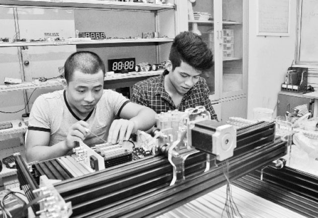 Giờ thực hành của sinh viên Khoa Điện tử (Trường đại học Kinh doanh và Công nghệ Hà Nội). Ảnh: Minh Hà